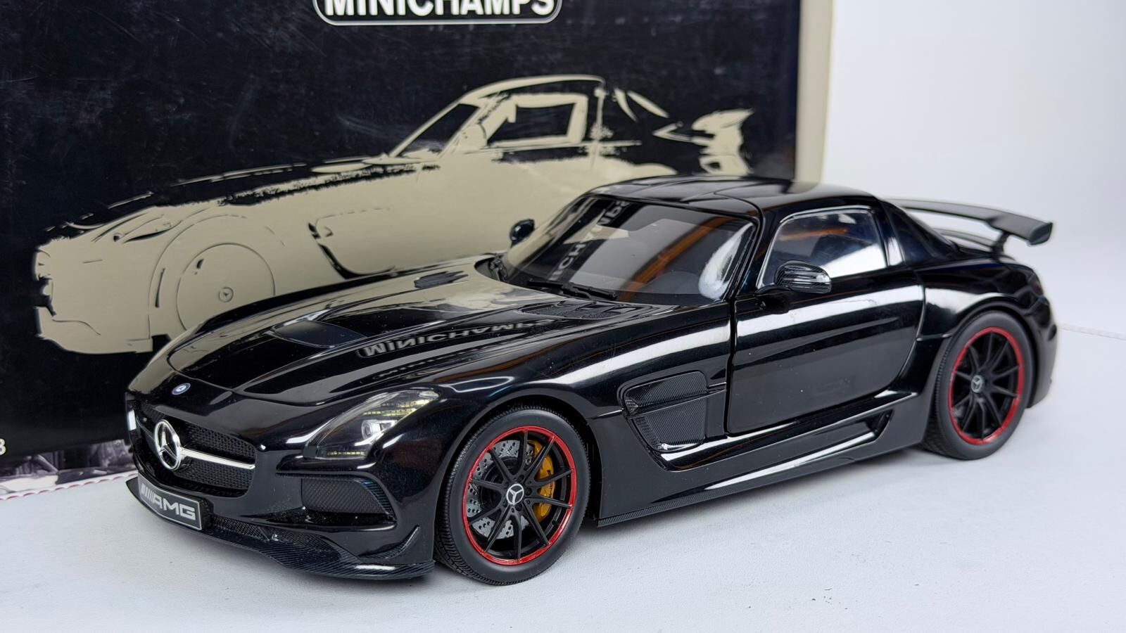 1/18 MINICHAMPS - MERCEDES BENZ - SLS COUPE 6.3 AMG BLACK SERIES 2013