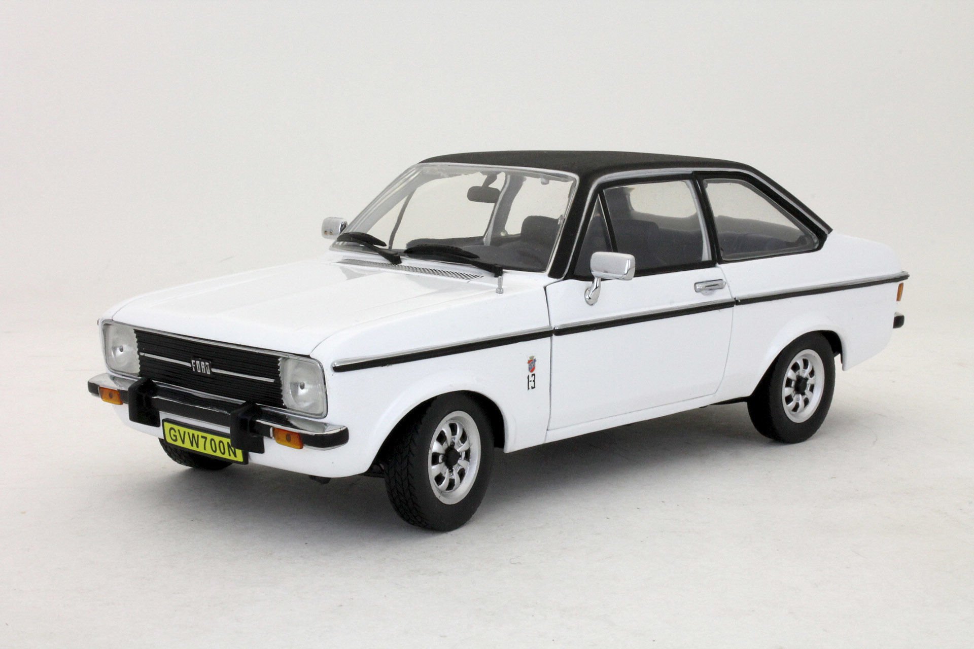 1:18 SunStar 1974 Ford Escort MK II GHIA
