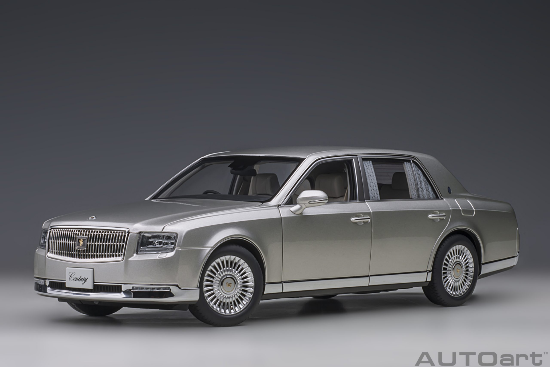 1/18 AUTOart Toyota Century with curtains (Silver) - 78770