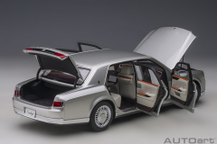 1/18 AUTOart Toyota Century with curtains (Silver) - 78770