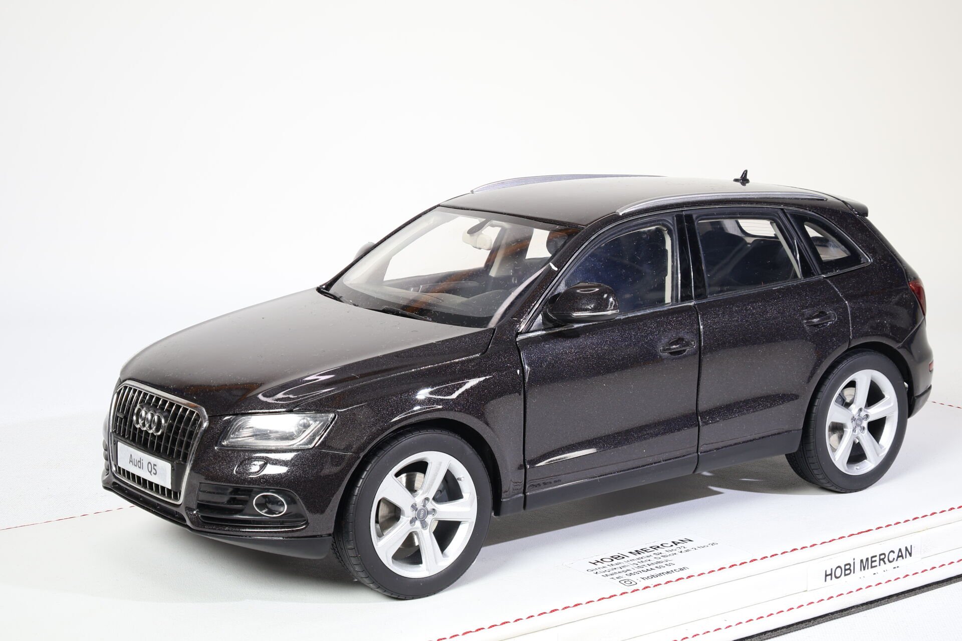 1/18 KYOSHO - AUDI - Q5 4-DOOR MY 2013