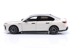 Ön Sipariş - 1/18 Minichamps BMW i7 M70 (G70) - 110023702