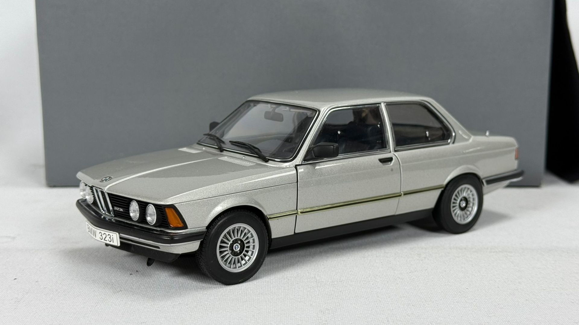 AUTOART - BMW - 3-SERIES 323i E21 1977