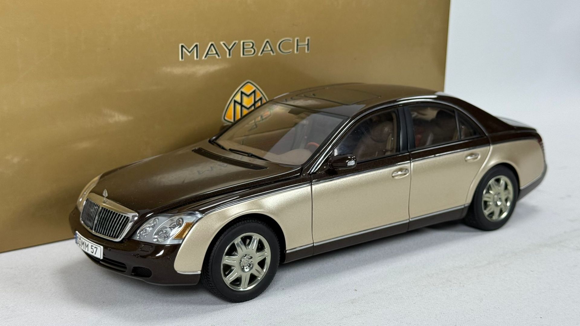 AUTOART - MAYBACH 57 SPECIAL EDITION with LEATHER SEATS 2002