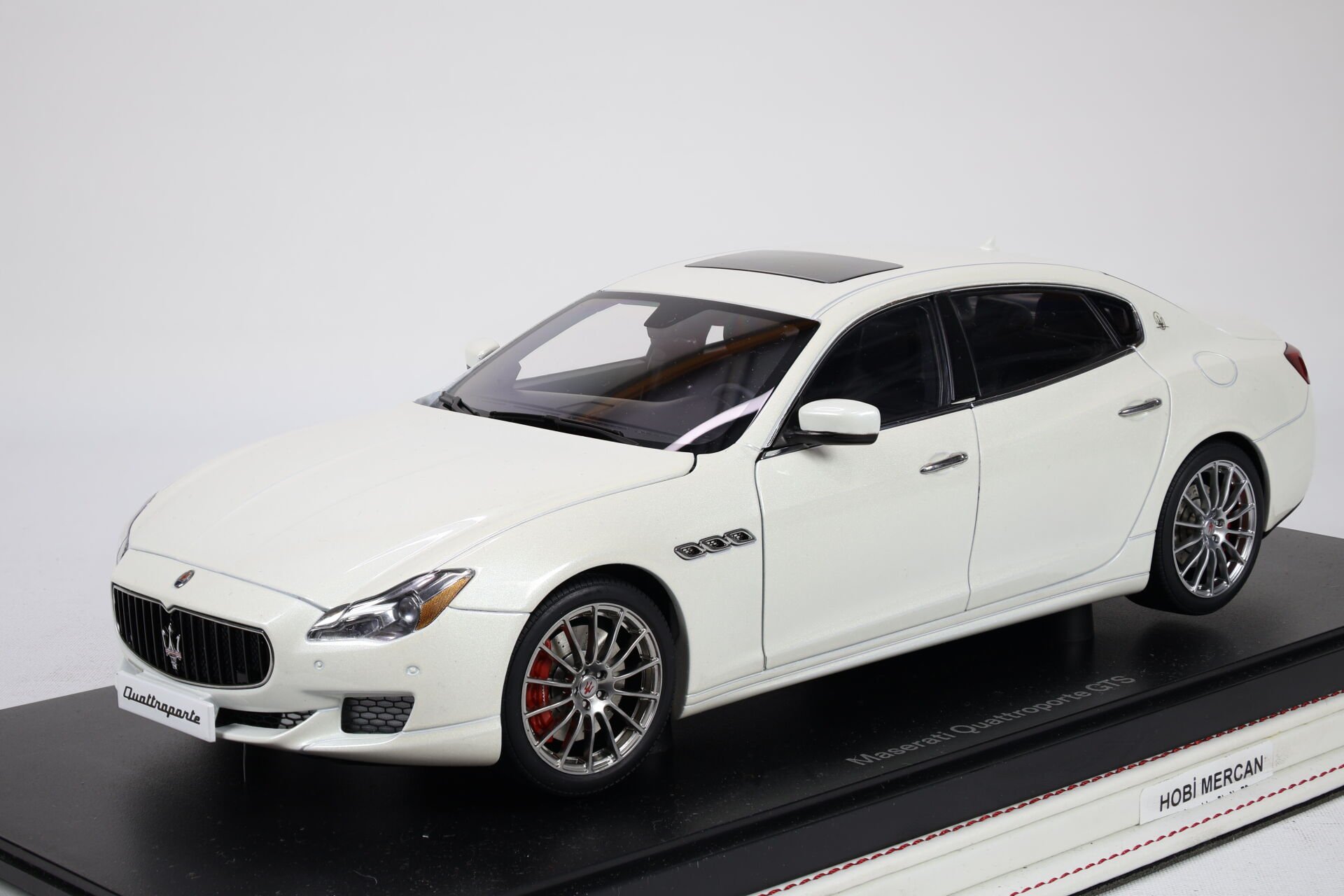 1/18 AUTOART MASERATI QUATTROPORTE GTS 2015