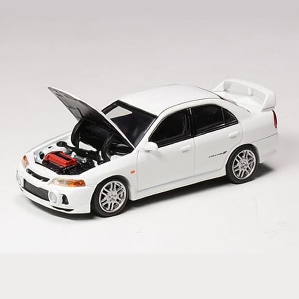 1/18 MotorHelix Mitsubishi Lancer Evolution IV Scotia White
