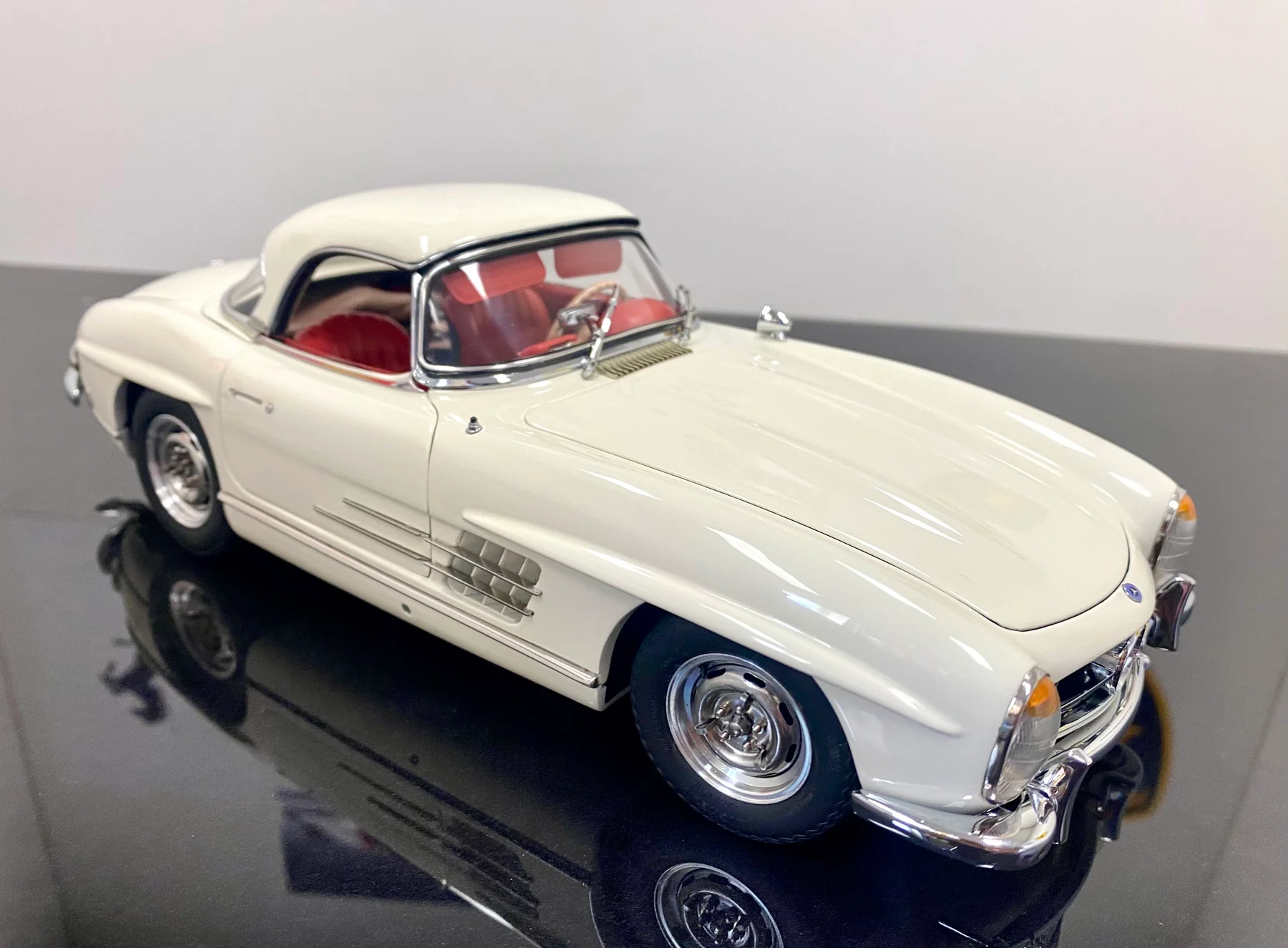 1/18 CMC Mercedes Benz 300 SL W198 Hardtop - M284