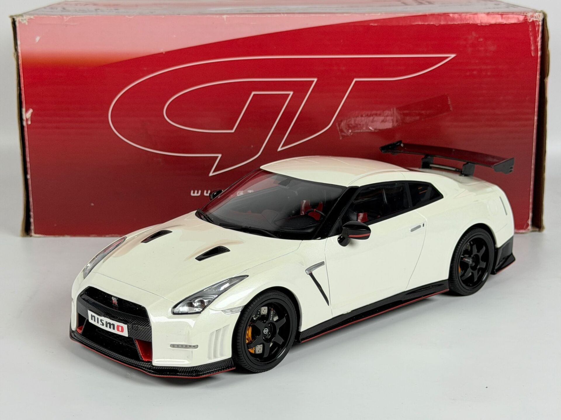 HATALI - 1/18 GT SPIRIT Nissan GT-R (R35) NISMO - GT094