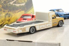 MATTEL HOT WHEELS - DODGE - SET 4x CHALLENGER N 70 COUPE 1970 - FORD MUSTANG 2+2 FASTBACK N 89 COUPE 1965 - CHEVROLET CAMARO N 48 1970 - RETRO RIG FLATBED TRUCK CAR TRANSPORTER - CARRO ATTREZZI - WRECKER ROAD SERVICE