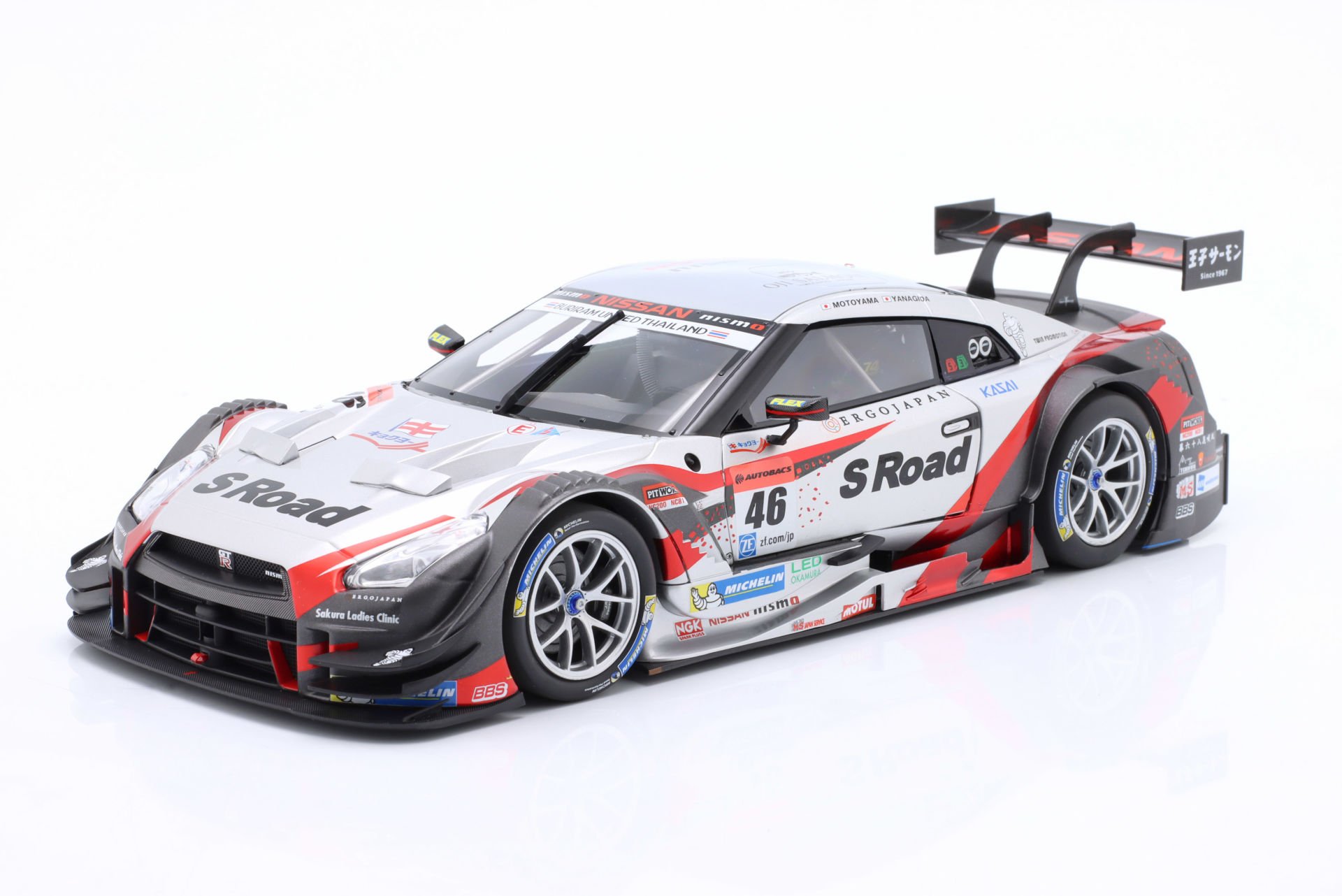 EBBRO - Nissan GT-R GT500 #46 winnaar Super GT Serie Thailand 2015 Motoyama, Yanagida 1:18 Ebbro