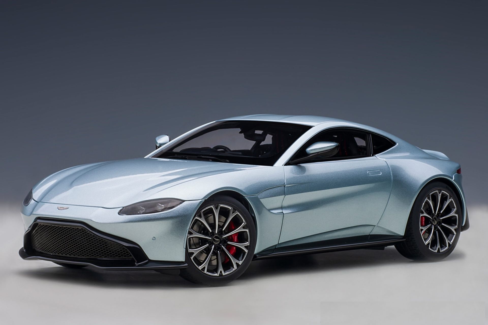 Aston Martin Vantage 2019 (Skyfall Silver)