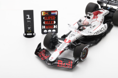 1/18 SPARK RED BULL Racing RB21 Oracle Red Bull Racing Vainqueur GP Japon 2025 Max Verstappen avec Pit Board - 18S1004
