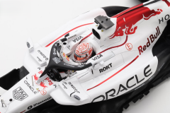 1/18 SPARK RED BULL Racing RB21 Oracle Red Bull Racing Vainqueur GP Japon 2025 Max Verstappen avec Pit Board - 18S1004