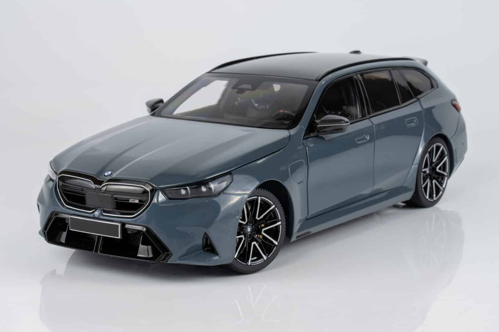 1/18 Minichamps BMW M5 Touring (G91) 2024 Grey Metallic - 110023901