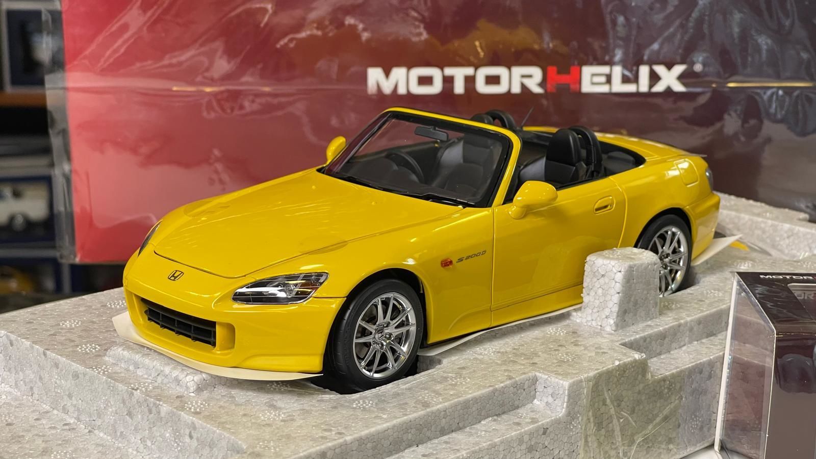 MOTORHELIX - HONDA - S2000 (AP2) SPIDER WITH ENGINE AND ACCESSORIES 2000