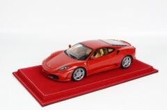 LYRD BOX 1:18 ÖLÇEK ROSSO RED ALCANTARA SERGİLEME STANDI - (BEYAZ DİKİŞ) LY194