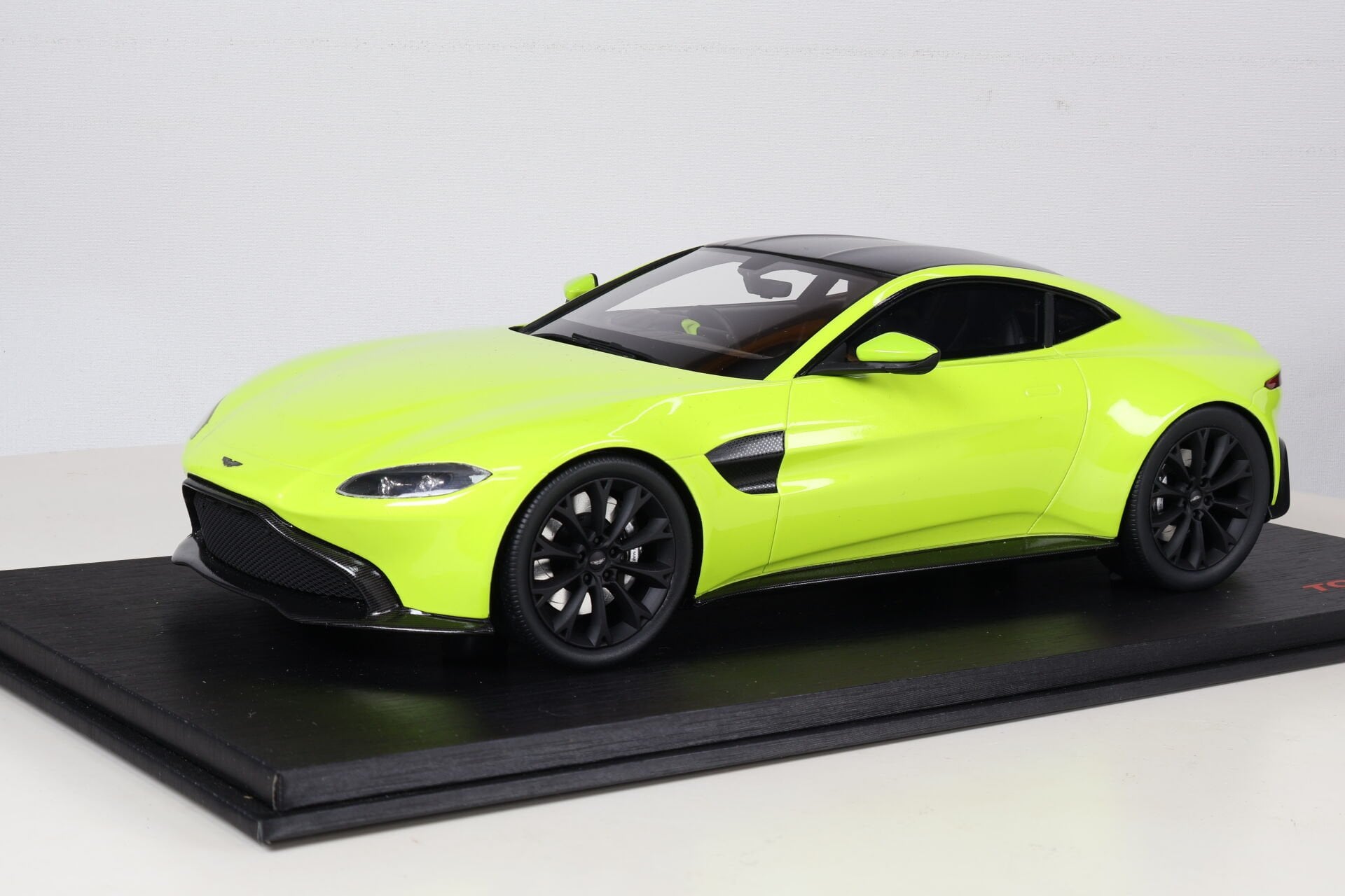 1/18 TRUESCALE TSM ASTON MARTIN VANTAGE LİME ESSENCE - TS0183