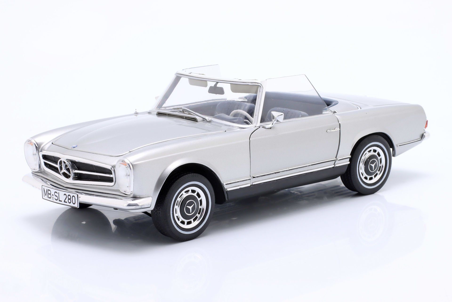 Mercedes-Benz 280 SL Pagode (W113) year 1968-71 silver 1:18 Schuco
