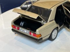 IŞIKLANDIRMALI MODEL - NOREV - MERCEDES BENZ - 190E (W201) 1984