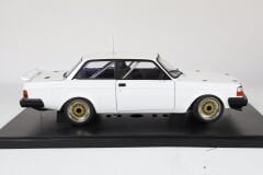1/18 AUTOART VOLVO 240 TURBO PLAIN BODY VERSION 88690