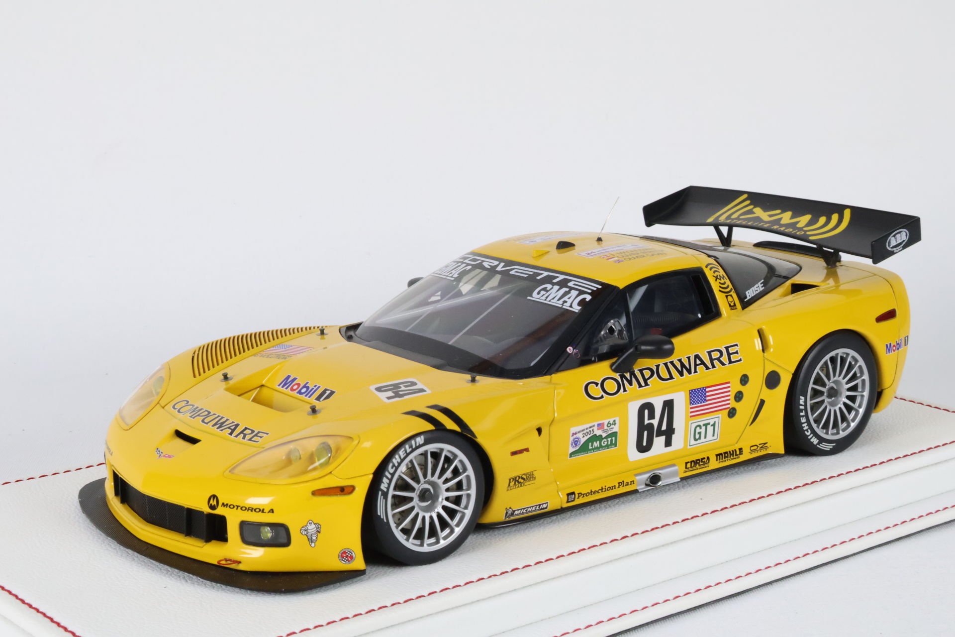 AUTOART - CHEVROLET - CORVETTE C6R TEAM CORVETTE RACING N 64 WINNER 24h LE MANS GT1 CLASS 2005 O.GAVIN - O.BERETTA - J.MAGNUSSEN
