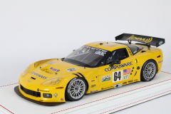 AUTOART - CHEVROLET - CORVETTE C6R TEAM CORVETTE RACING N 64 WINNER 24h LE MANS GT1 CLASS 2005 O.GAVIN - O.BERETTA - J.MAGNUSSEN