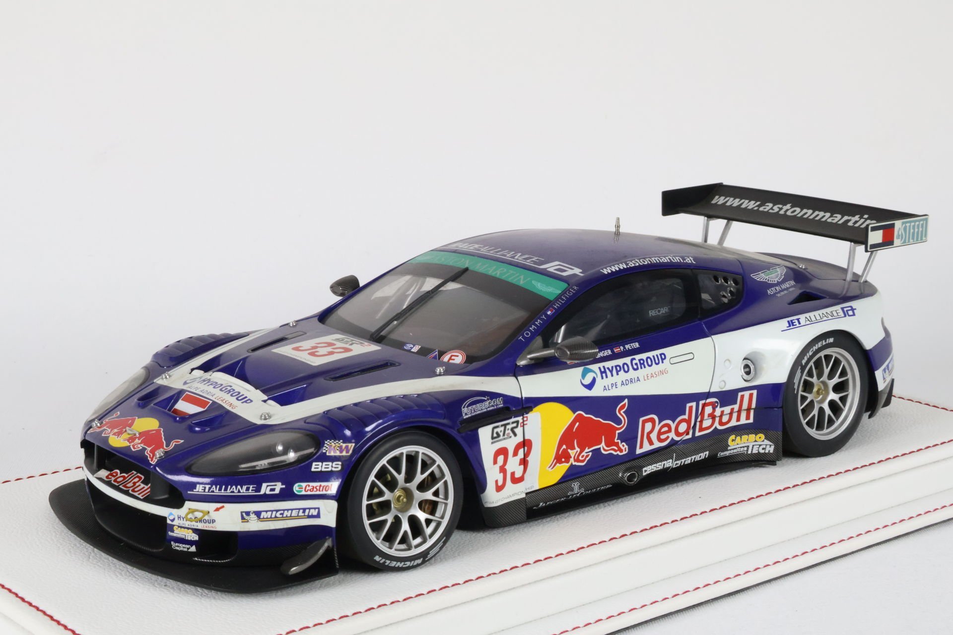 AUTOART - ASTON MARTIN - DBR9 RED BULL N 33 SILVERSTONE 2006 K.WENDLINGER - P.PETER