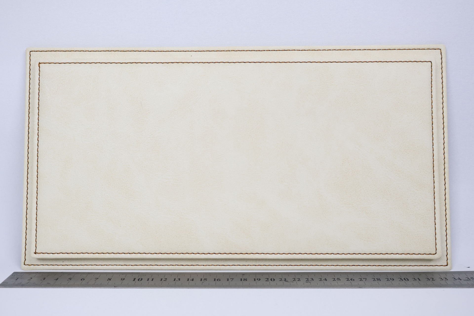 LYRD BOX - 1:18 ÖLÇEK -  KIRIK BEYAZ SERGİLEME STANDI - (BAKIR DİKİŞ) LY130