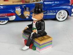 1/18 AUTOWORLD - CADILLAC - SERIES 62 CABRIOLET OPEN 1947 WITH Mr. MONOPOLY FIGURE