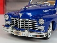 1/18 AUTOWORLD - CADILLAC - SERIES 62 CABRIOLET OPEN 1947 WITH Mr. MONOPOLY FIGURE