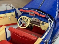 1/18 AUTOWORLD - CADILLAC - SERIES 62 CABRIOLET OPEN 1947 WITH Mr. MONOPOLY FIGURE