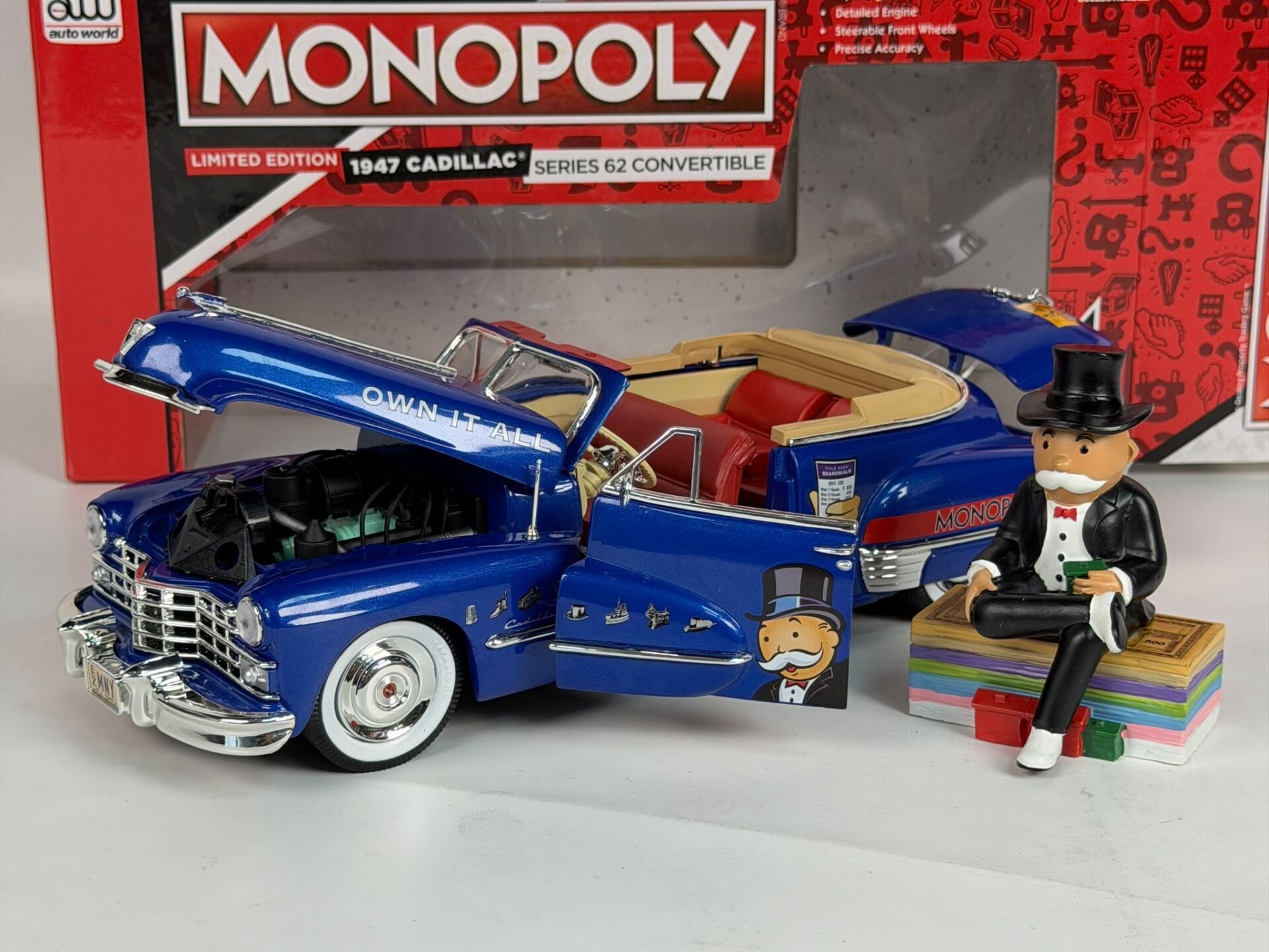 1/18 AUTOWORLD - CADILLAC - SERIES 62 CABRIOLET OPEN 1947 WITH Mr. MONOPOLY FIGURE
