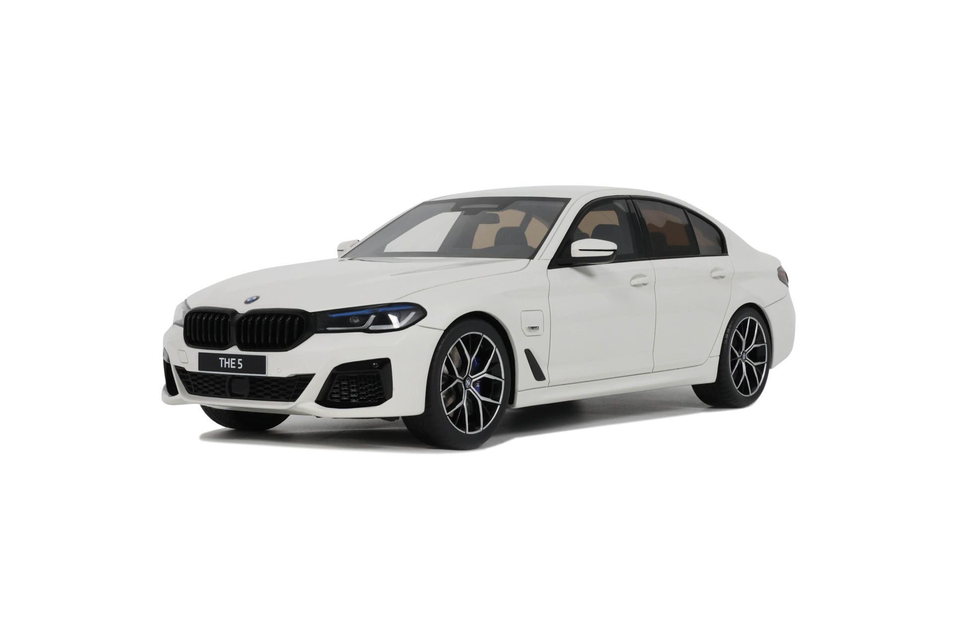 GT-SPIRIT - BMW - 5-SERIES 545e xDRIVE M-SPORT (F90) 2023