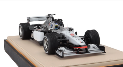1/18 GP-REPLICAS - McLAREN - F1 MERCEDES MP4/13 N 8 WORLD CHAMPION POLE POSITION FASTEST LAP AND WINNER MONACO GP (with pilot figure) 1998 MIKA HAKKINEN