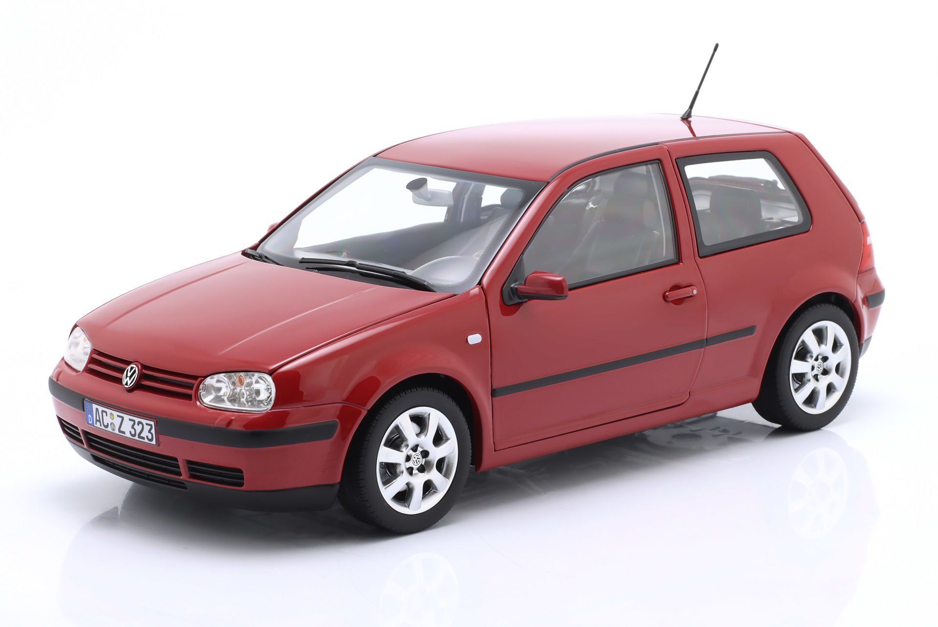 1/18 NOREV - VOLKSWAGEN - GOLF IV 2002