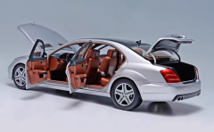 Motorhelix Mercedes-Benz S-Class S600L W221 (Silver) Diecast Car Model with Extra Engine