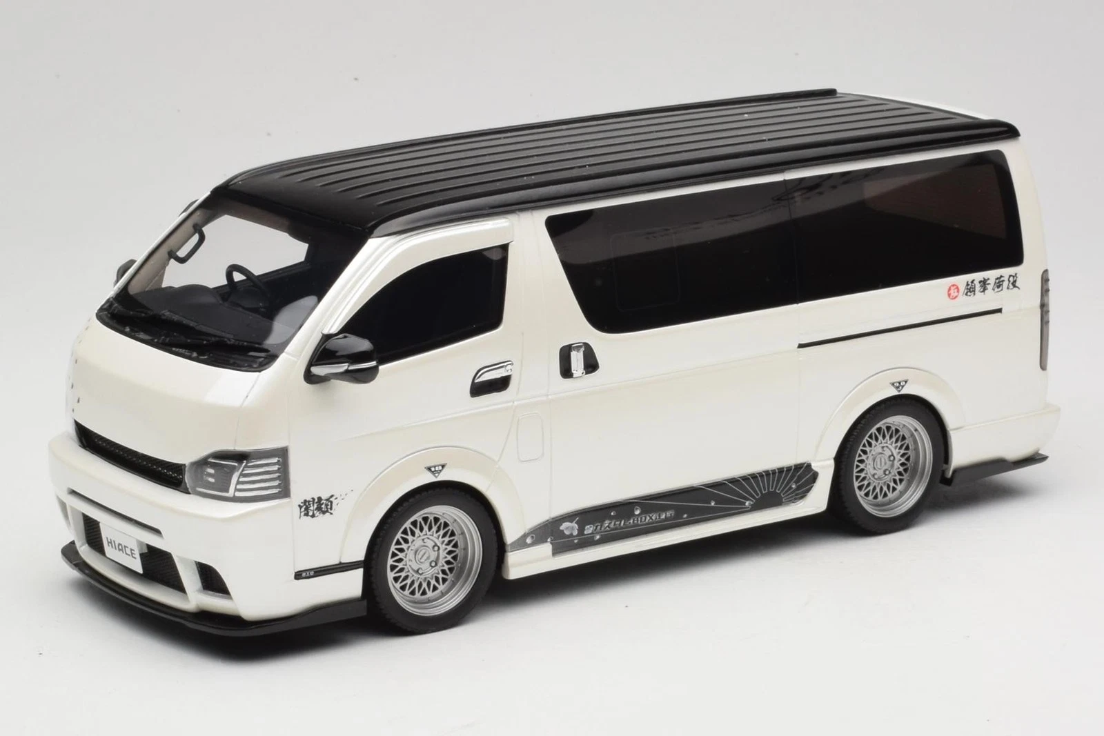 1/18 OTTO Toyota Hiace Super GL Pearl White - OT1136