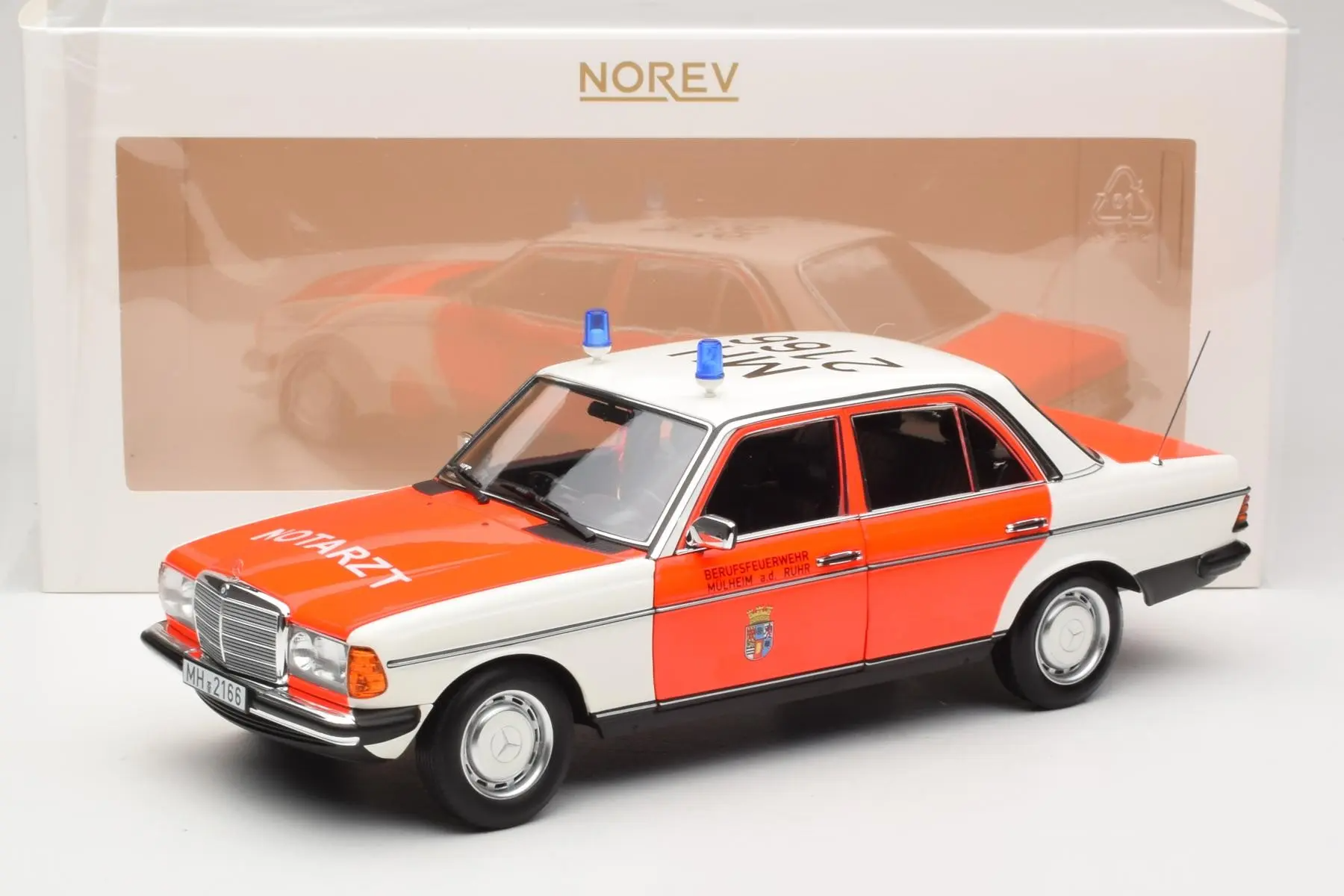 1/18 NOREV - MERCEDES BENZ - E-CLASS 200E (W123) NOTARZT AMBULANCE 1984