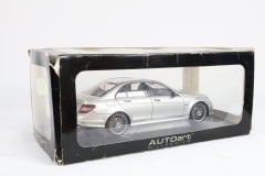AUTOART - MERCEDES BENZ - C-CLASS C63 AMG 2008 CON SEDILI IN PELLE - WITH LEATHER SEATS