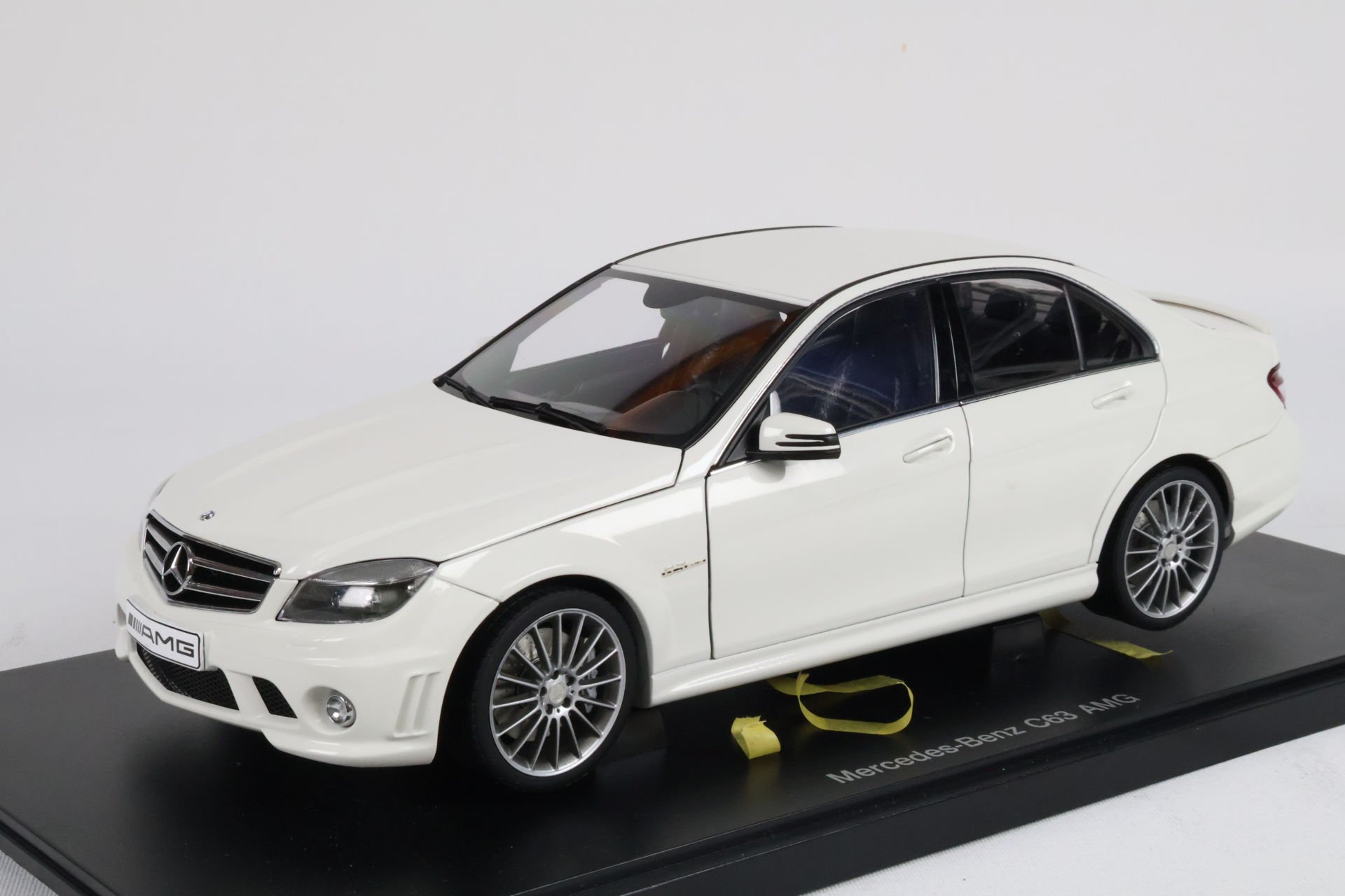 AUTOART - MERCEDES BENZ - C-CLASS C63 AMG 2008 CON SEDILI IN PELLE - WITH LEATHER SEATS