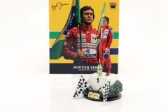 IRON-STUDIOS - FIGURES - F1 McLAREN MP4/6 AYRTON SENNA WINNER BRAZIL INTERLAGOS BRAZIL 1991 - FLAG PODIUM - BANDIERA PODIO