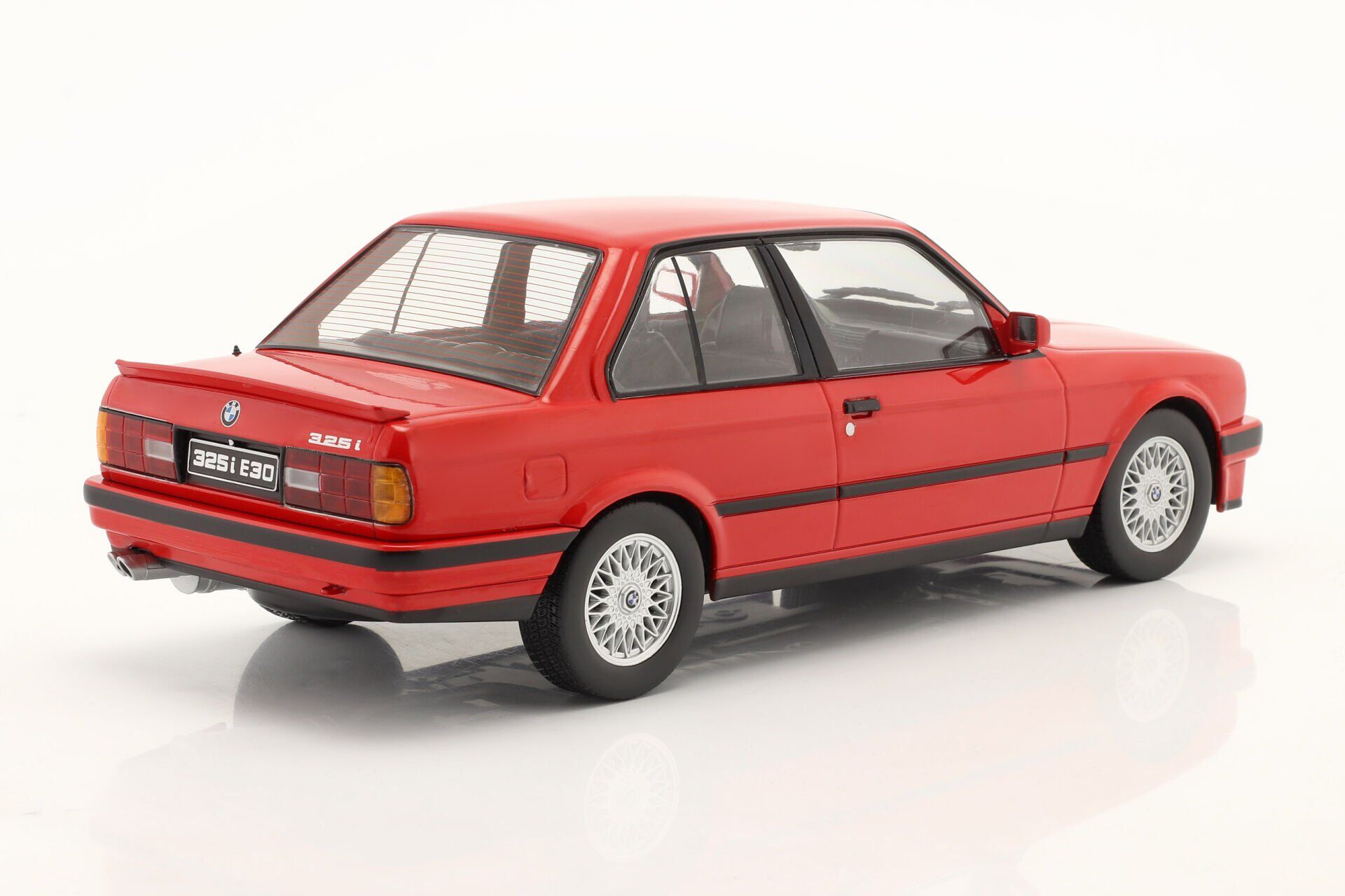 BMW Serie 3 325i (E30) M Package 1987 Escala 1:18 – KK Scale Plateado – KKDC180932