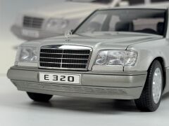 1/18 AUTOART MERCEDES-BENZ E320 LIMOUSINE W124 SILVER - 76271