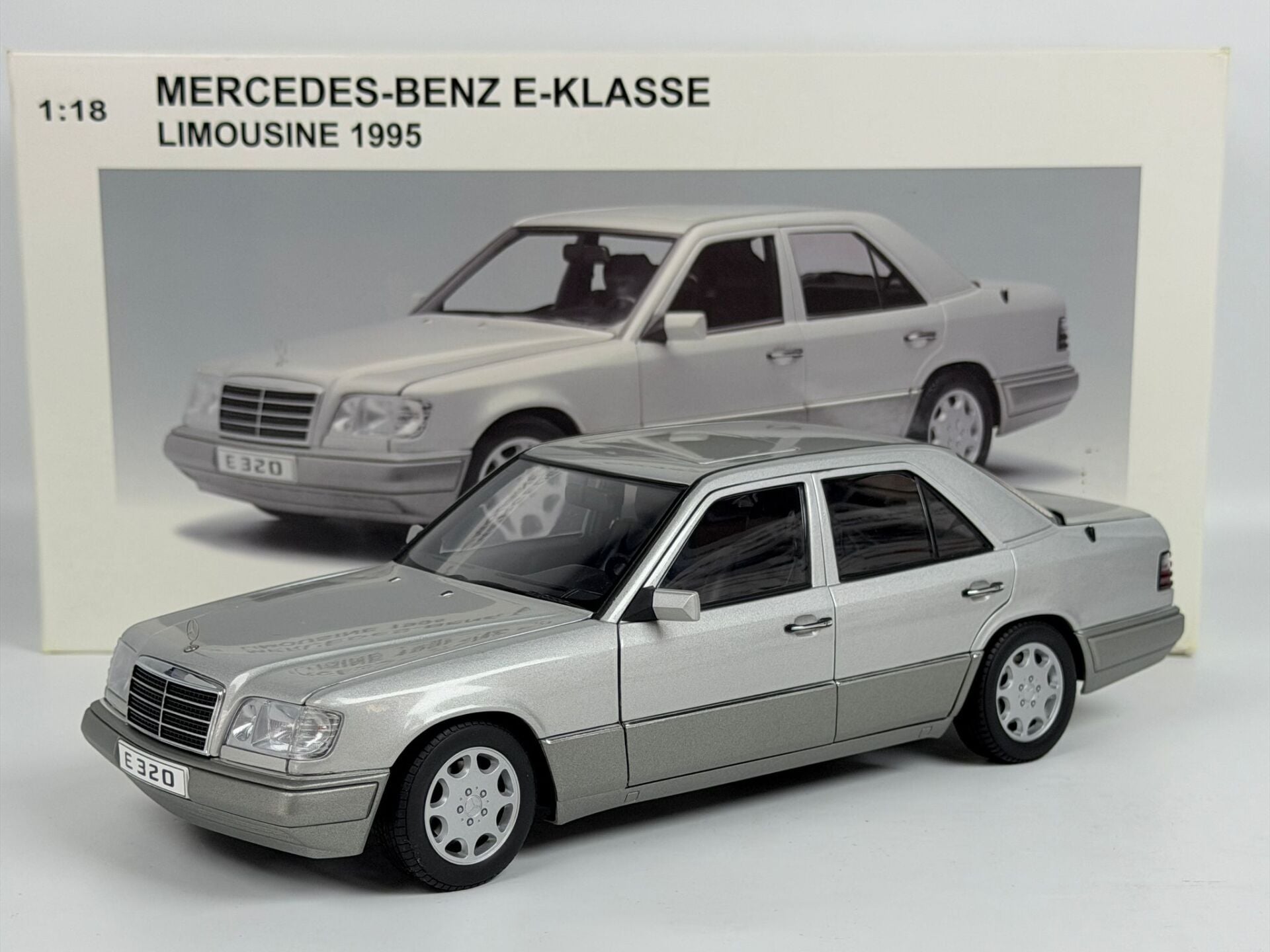 1/18 AUTOART MERCEDES-BENZ E320 LIMOUSINE W124 SILVER - 76271