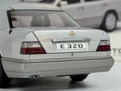 1/18 AUTOART MERCEDES-BENZ E320 LIMOUSINE W124 SILVER - 76271
