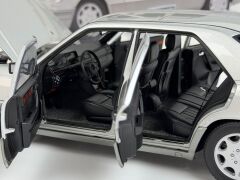 1/18 AUTOART MERCEDES-BENZ E320 LIMOUSINE W124 SILVER - 76271