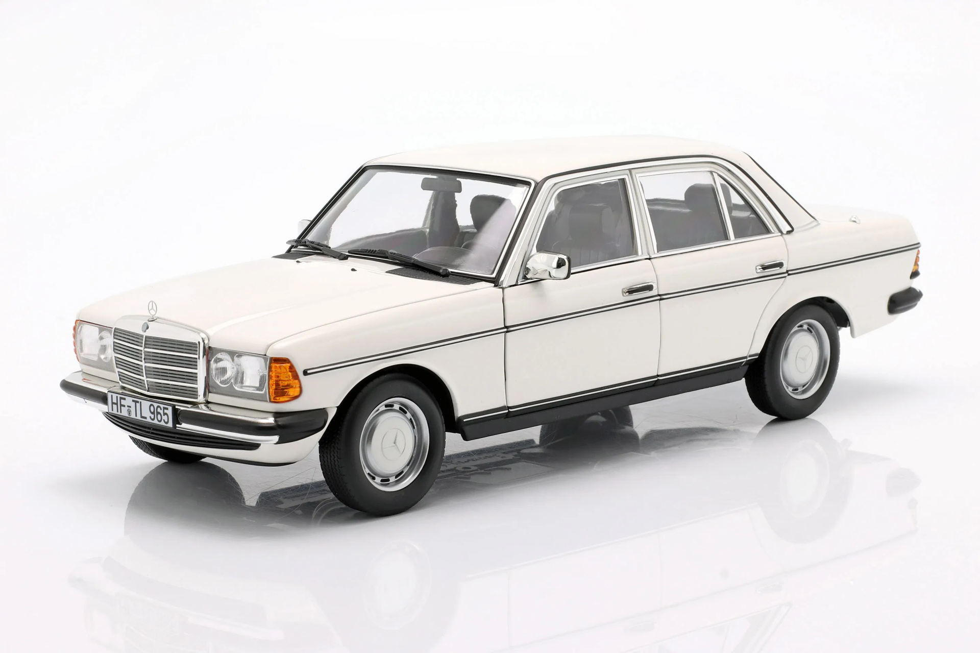 1/18 NOREV - MERCEDES BENZ - E-CLASS 200E (W123) 1982