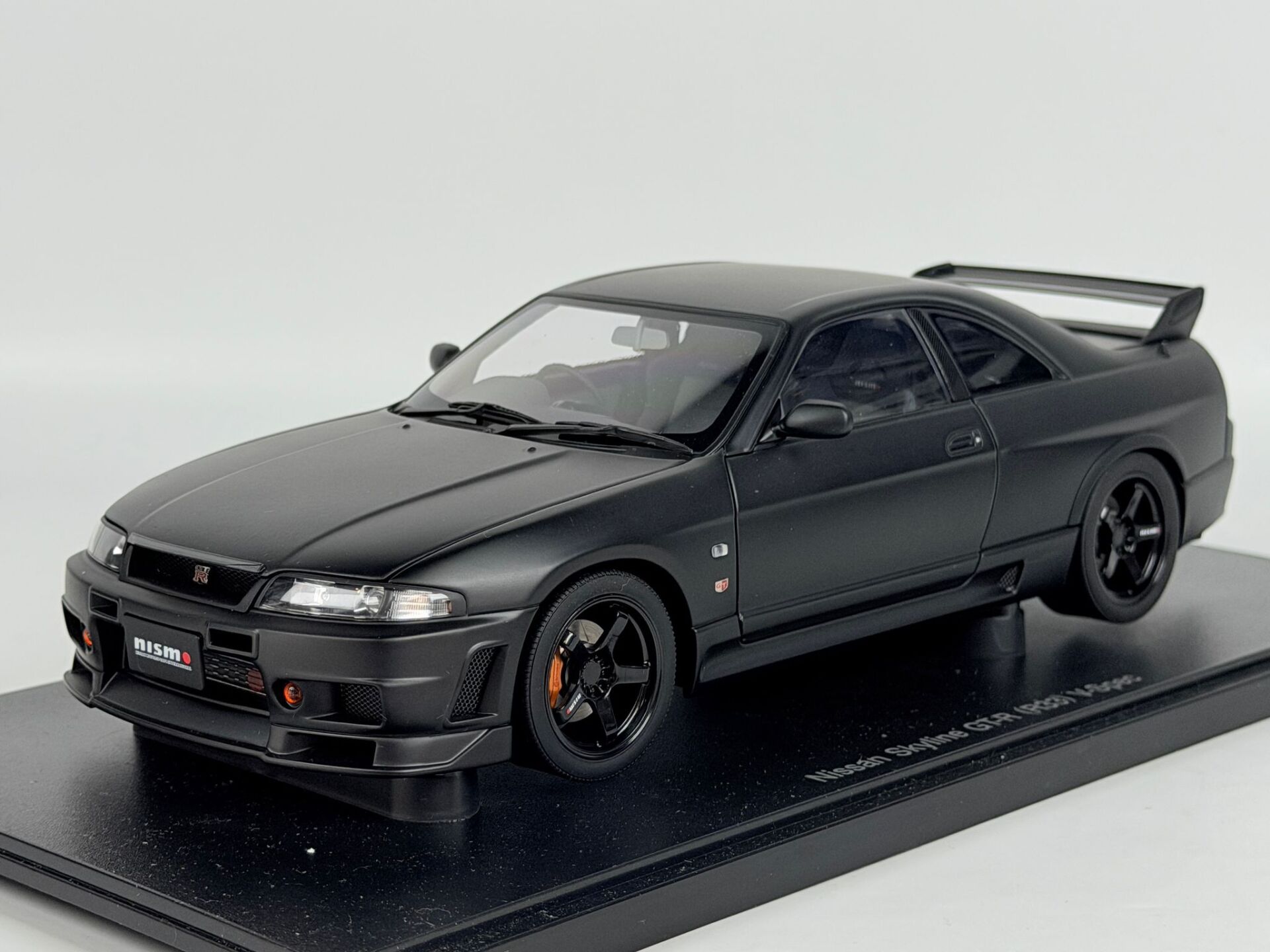 1/18 AUTOart NISSAN SKYLINE GT-R R33 MATT BLACK - 77324