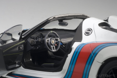 1/18 AUTOART Porsche 918 Spyder Weissach Package (White with Martini livery) - 77927