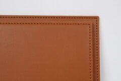 LYRD BOX - 1:18 ÖLÇEK - Amber Saddle BROWN SERGİLEME STANDI - (BAKIR DİKİŞ) LY172